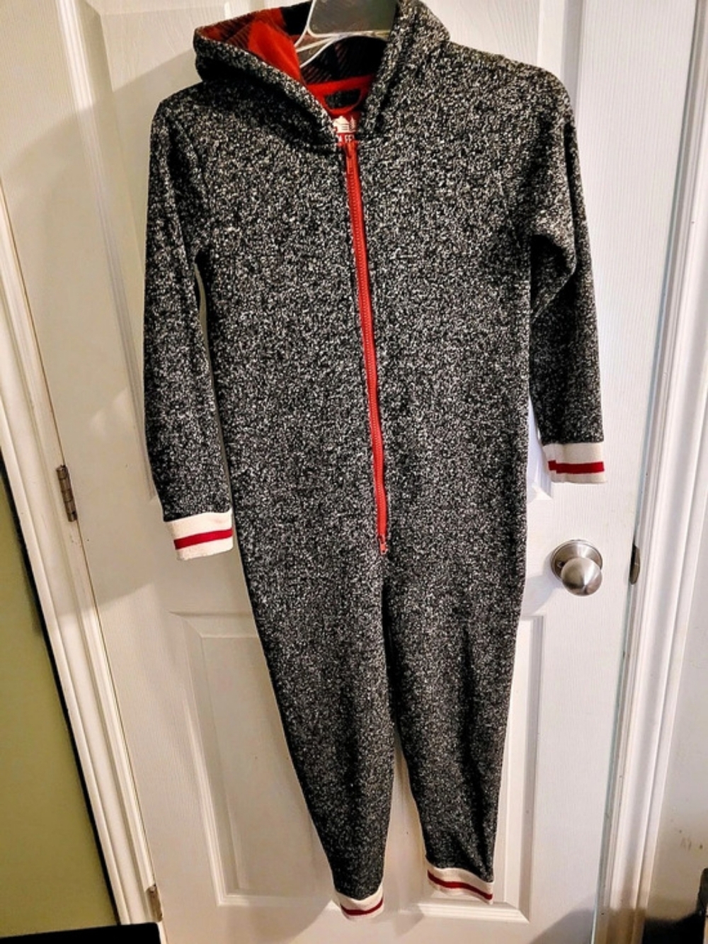 Cabin Fever One-Piece Footie in Black & Red Size Small Like New